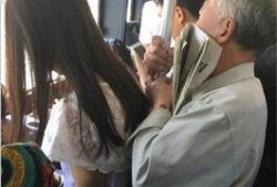 女生摸蜜豆视频,女生甜蜜摸豆瞬间，网友直呼心动